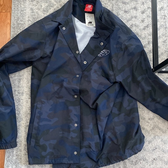 Menās New Balance Windbreaker - Picture 3 of 3